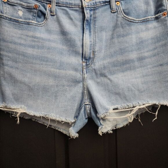 Levi's High Rise Shorts - Light Wash - Picture 7 of 13
